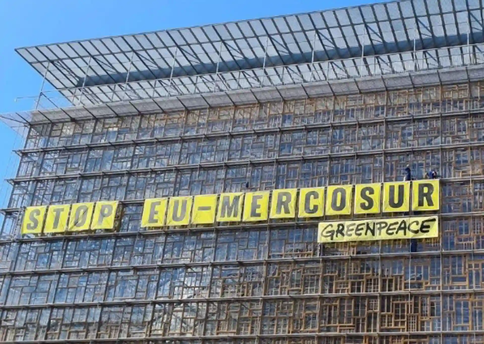 Activistas de Greenpeace Bélgica escalan la sede del Consejo de La Unión Europea en Bruselas y despliegan una pancarta con el mensaje ‘Stop UE Mercosur’