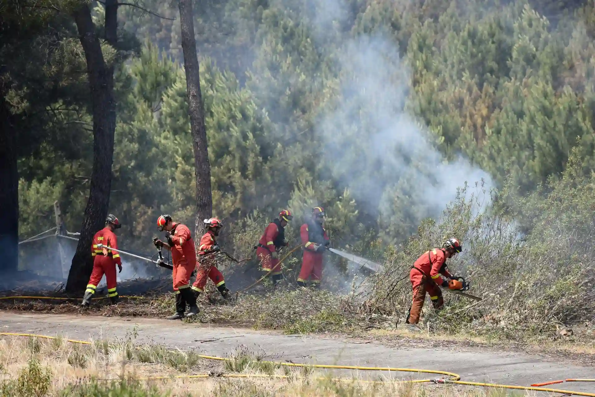Varios trabajadores de la UME trabajan en la extinción del incendio de Hurdes y Gata, a 19 de mayo de 2023, en Cáceres, Extremadura (España) / Foto: EP