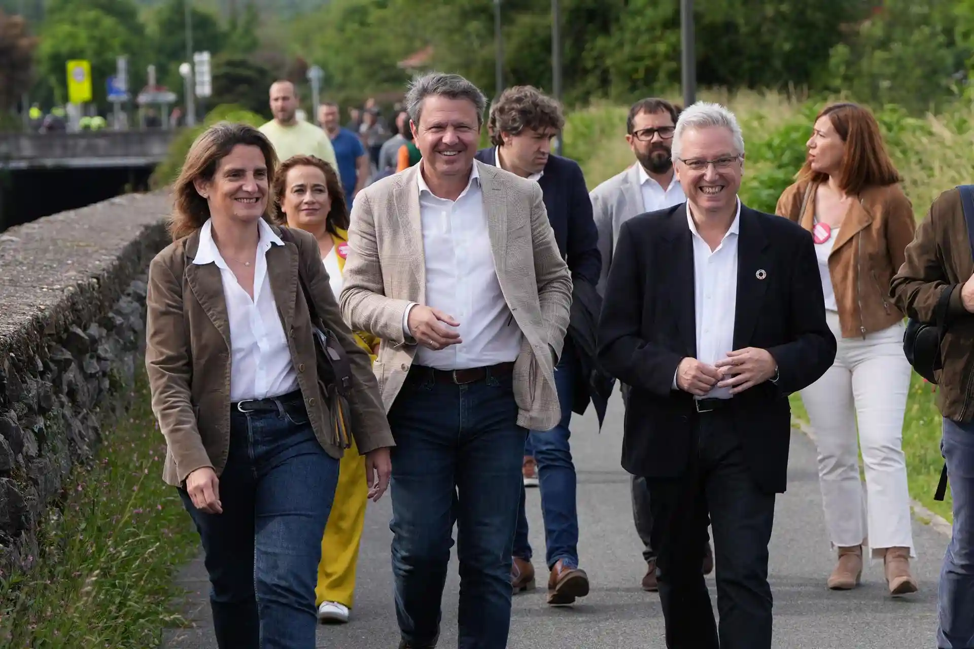 La ministra para la Transición Ecológica y el Reto Demográfico, Teresa Ribera (i), el candidato a diputado general de Gipuzkoa, José Ignacio Asensio (d), y el aspirante socialista a la reelección como alcalde, José Antonio Santano (c) / Foto: EP