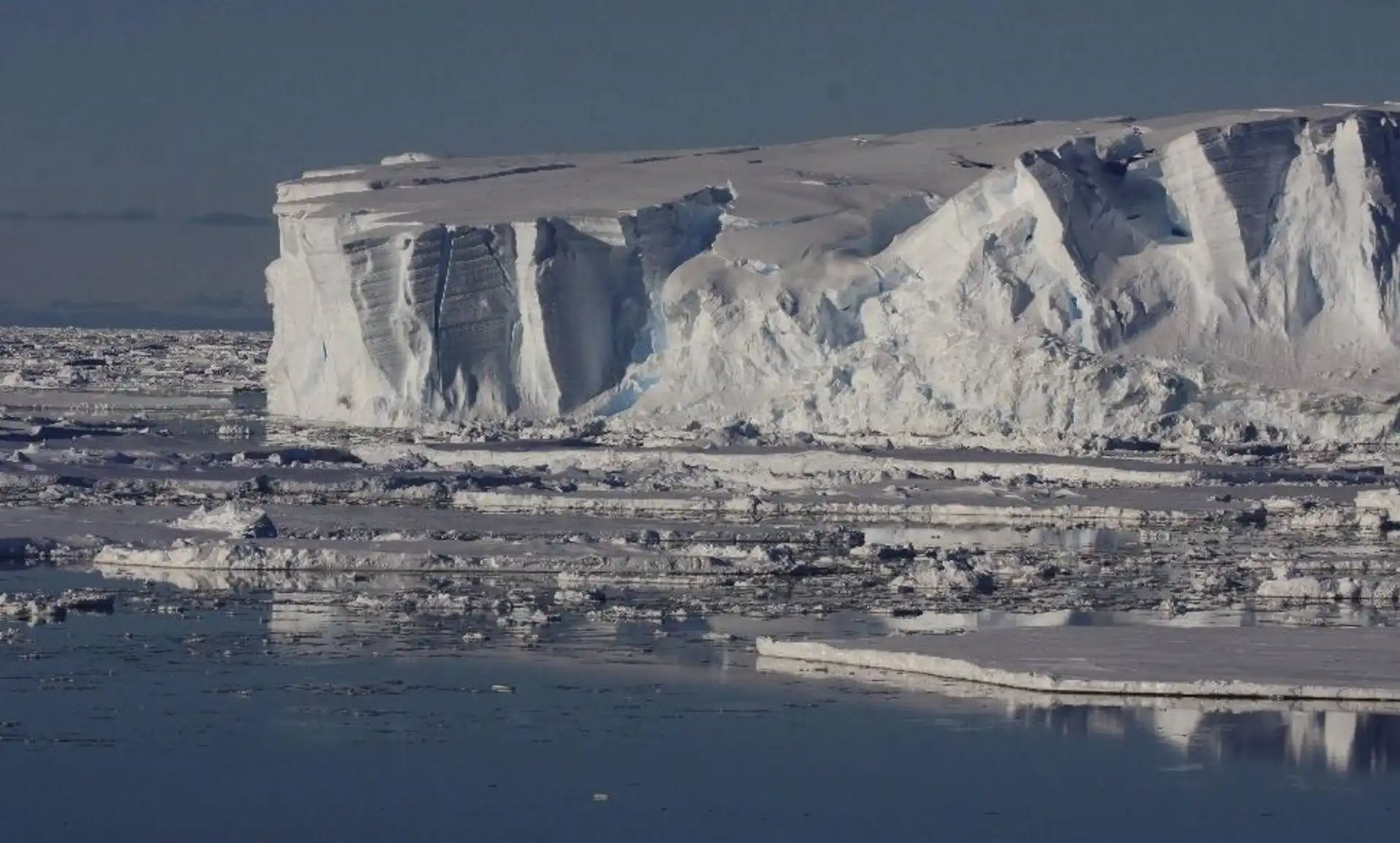 Un frente de hielo en el océano. Los niveles de oxígeno en el océano profundo cerca de la Antártida han disminuido / Foto: EP