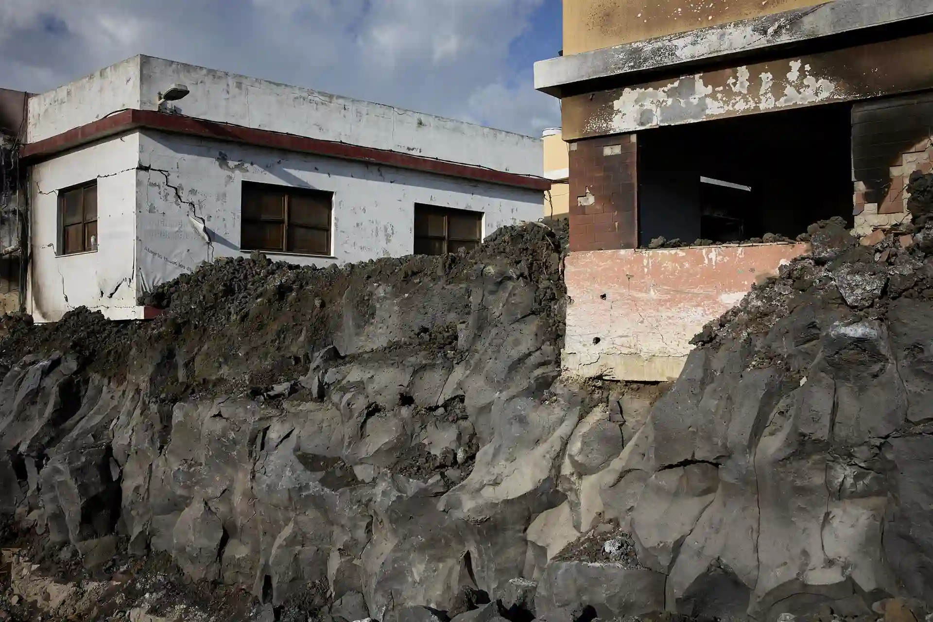 Destrozos de la erupción volcánica en La Palma, en establecimientos cercanos a la vía LP 213, de la carretera de Puerto Naos / Foto: EP