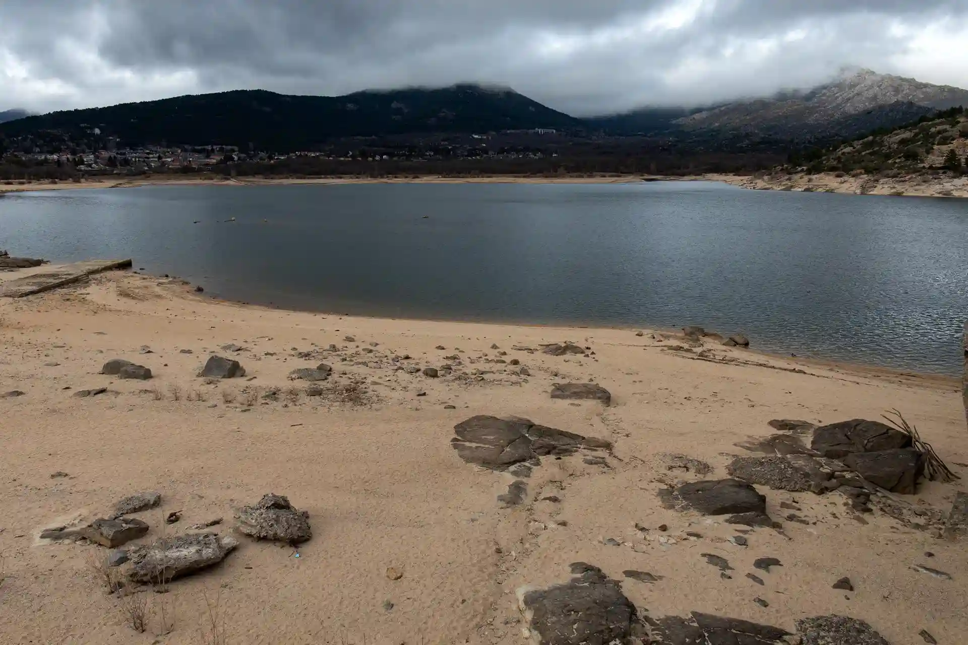 Los embalses españoles están por debajo de la mitad de su capacidad. El embalse de Navacerrada, Madrid / Foto: Rafael Bastante - EP