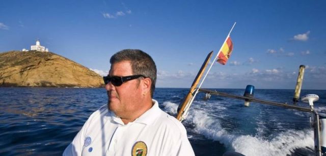 El guarda Santiago Sales patrulla la reserva marítima que rodea las islas a bordo de una embarcación ligera / Foto: Josep Cano