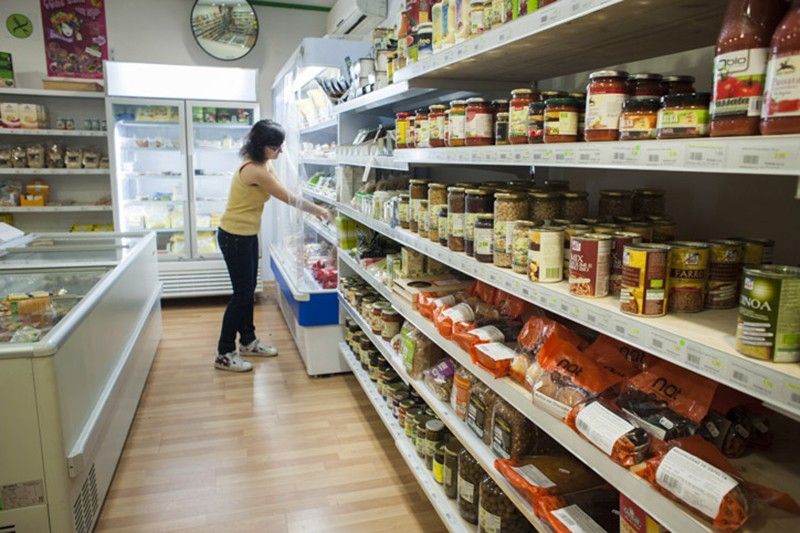  Helena Escoda, encargada de Ecocentre, supermercado vegano de Barcelona, reponiendo existencias / Foto: Josep Cano