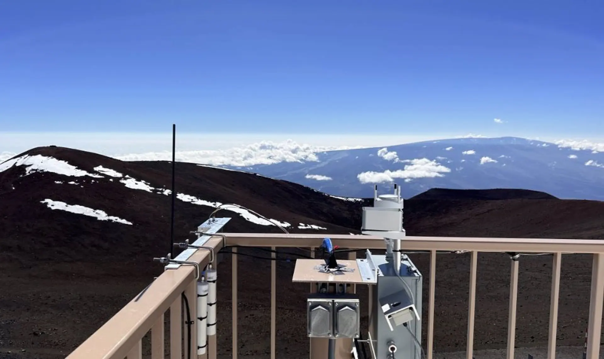 Tubo de entrada de aire del analizador Picarro de la NOAA, que se instaló en la plataforma del edificio de los Observatorios de Maunakea el 8 de diciembre de 2022. CO2 / Foto: NOAA