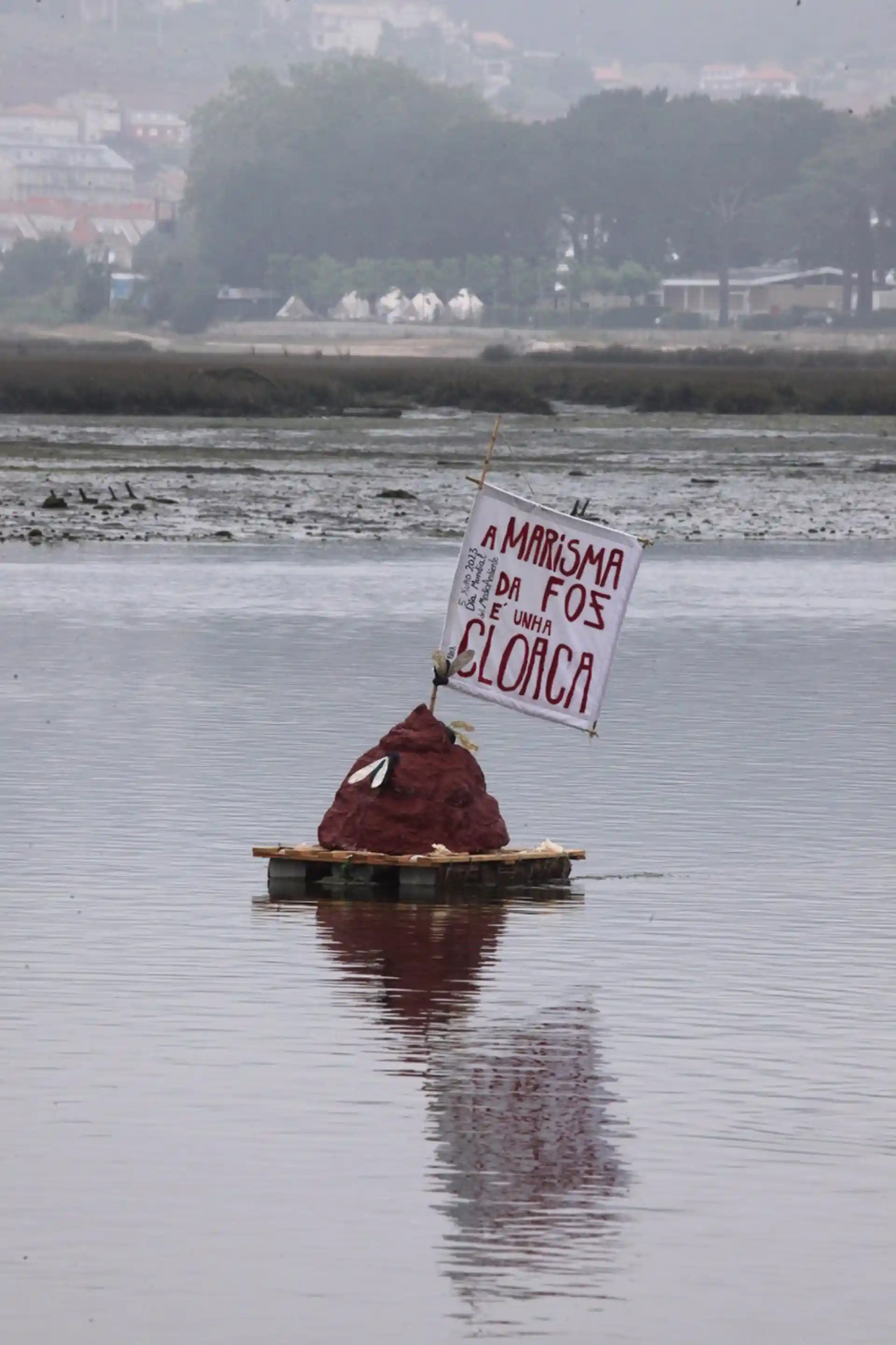 Caca flotante instalada por el colectivo RAKA en el estuario del río Miñor, entre Baiona, Gondomar y Nigrán, para denunciar la contaminación / Foto: EP
