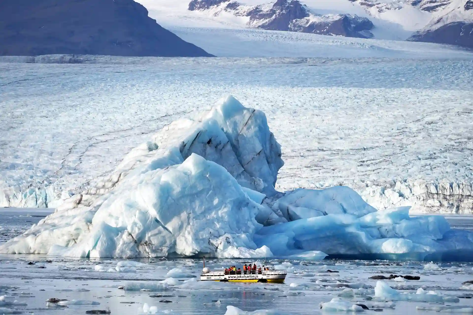 Un pequeño bote con turistas pasa junto a un iceberg en la laguna glaciar de Jokulsarlon, en el sur de Islandia / Foto: EP