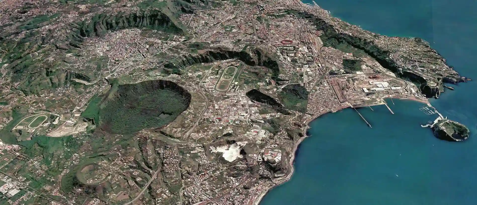 Múltiples cráteres volcánicos cubren el 'Campi Flegrei' cerca de Nápoles (Italia)