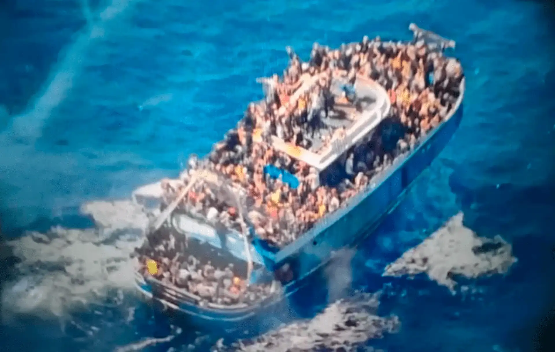 Fotografía aérea de un pesquero con cientos de migrantes a bordo antes de su hundimiento frente a las costas de Grecia / Foto: Guardia Costera De Grecia