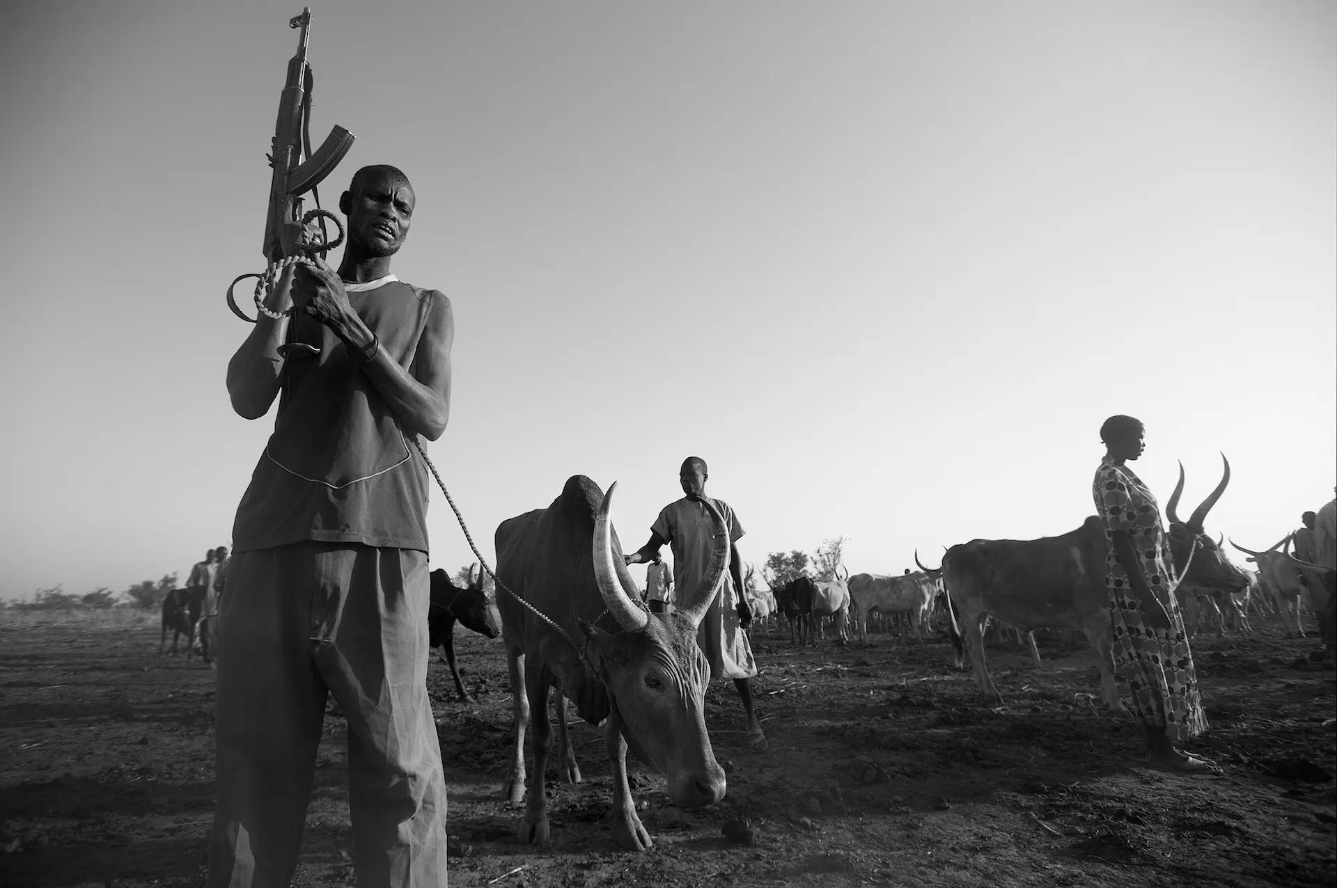 Sudan del Sur. Región de Gogrial Oriental. Un grupo de pastores guerreros nómadas de etnia Dinka atraviesa la aldea de Dubek con sus familias. Migraciones climáticas / Foto: Alfons Rodríguez Sudan del Sur. Región de Gogrial Oriental. Un grupo de pastores guerreros nómadas de etnia Dinka atraviesa la aldea de Dubek con sus familias. Migraciones climáticas / Foto: Alfons Rodríguez