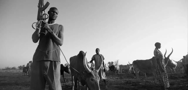 Sudan del Sur. Región de Gogrial Oriental. Un grupo de pastores guerreros nómadas de etnia Dinka atraviesa la aldea de Dubek con sus familias. Migraciones climáticas / Foto: Alfons Rodríguez