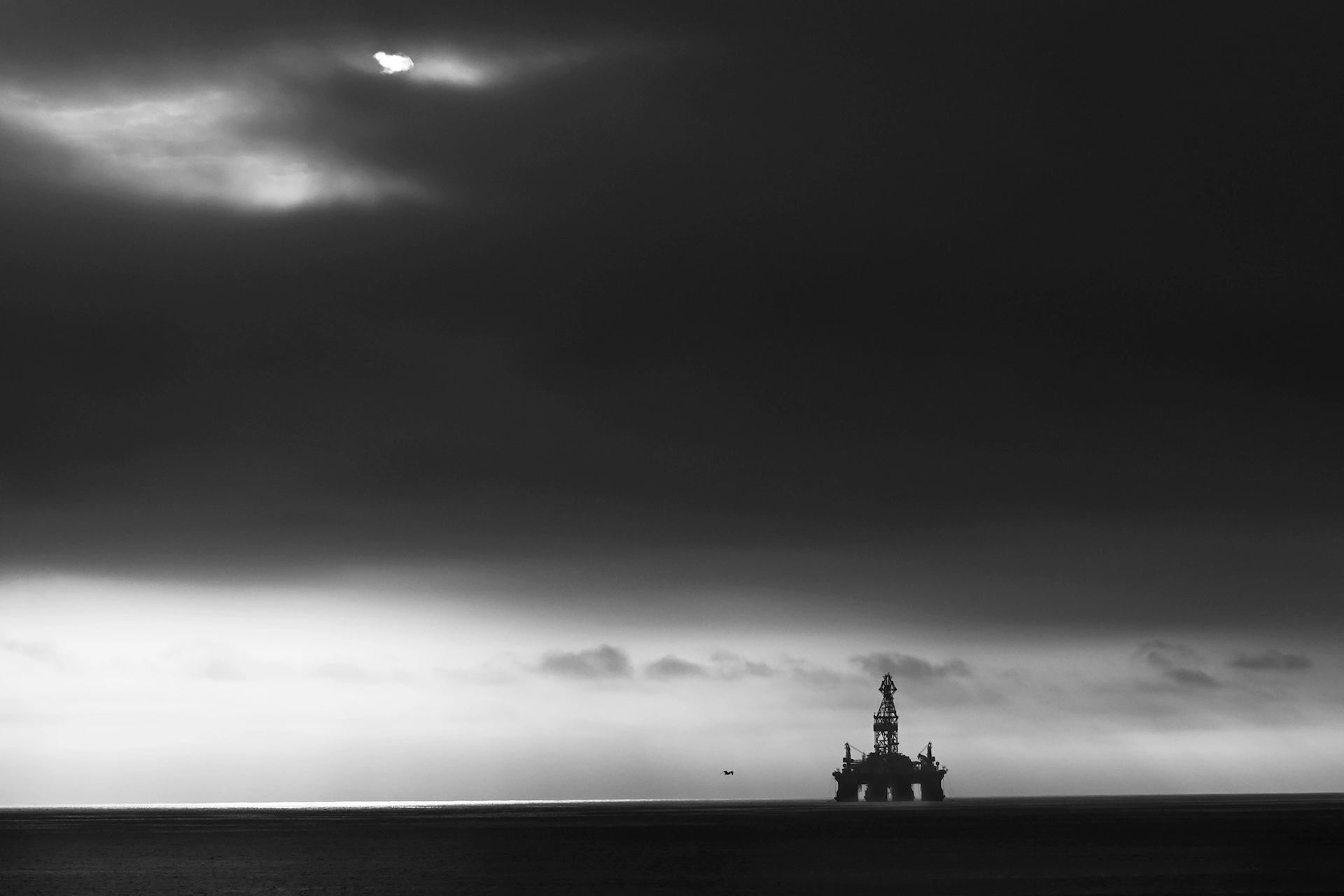 Namibia. Una plataforma petrolífera preside el horizonte en un tramo de la Costa de los Esqueletos / Foto: Alfons Rodríguez