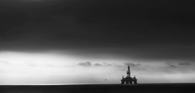 Namibia. Una plataforma petrolífera preside el horizonte en un tramo de la Costa de los Esqueletos / Foto: Alfons Rodríguez