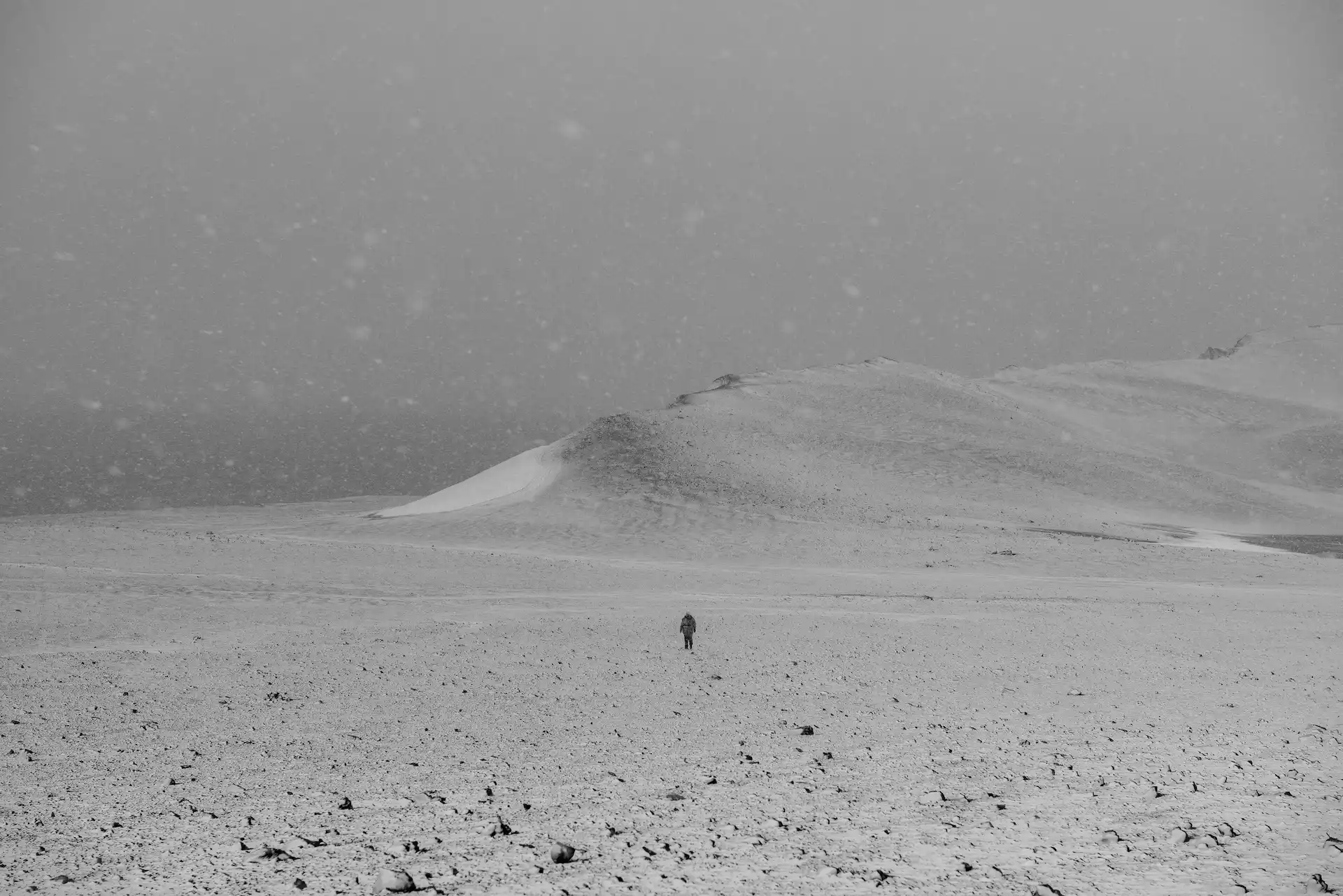 Antártida. Nieva en Isla Decepción. Se estima que en los últimos 70 años se han fundido unos 10 billones de toneladas de hielo/ Foto: Alfons Rodríguez Antártida. Nieva en Isla Decepción. Se estima que en los últimos 70 años se han fundido unos 10 billones de toneladas de hielo/ Foto: Alfons Rodríguez