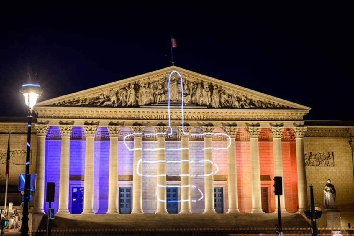 Proyectan el símbolo del grupo ecologista 'Soulèvements de la Terre' en la fachada de la Asamblea Nacional  Francesa / Foto: Soulèvements de la Terre