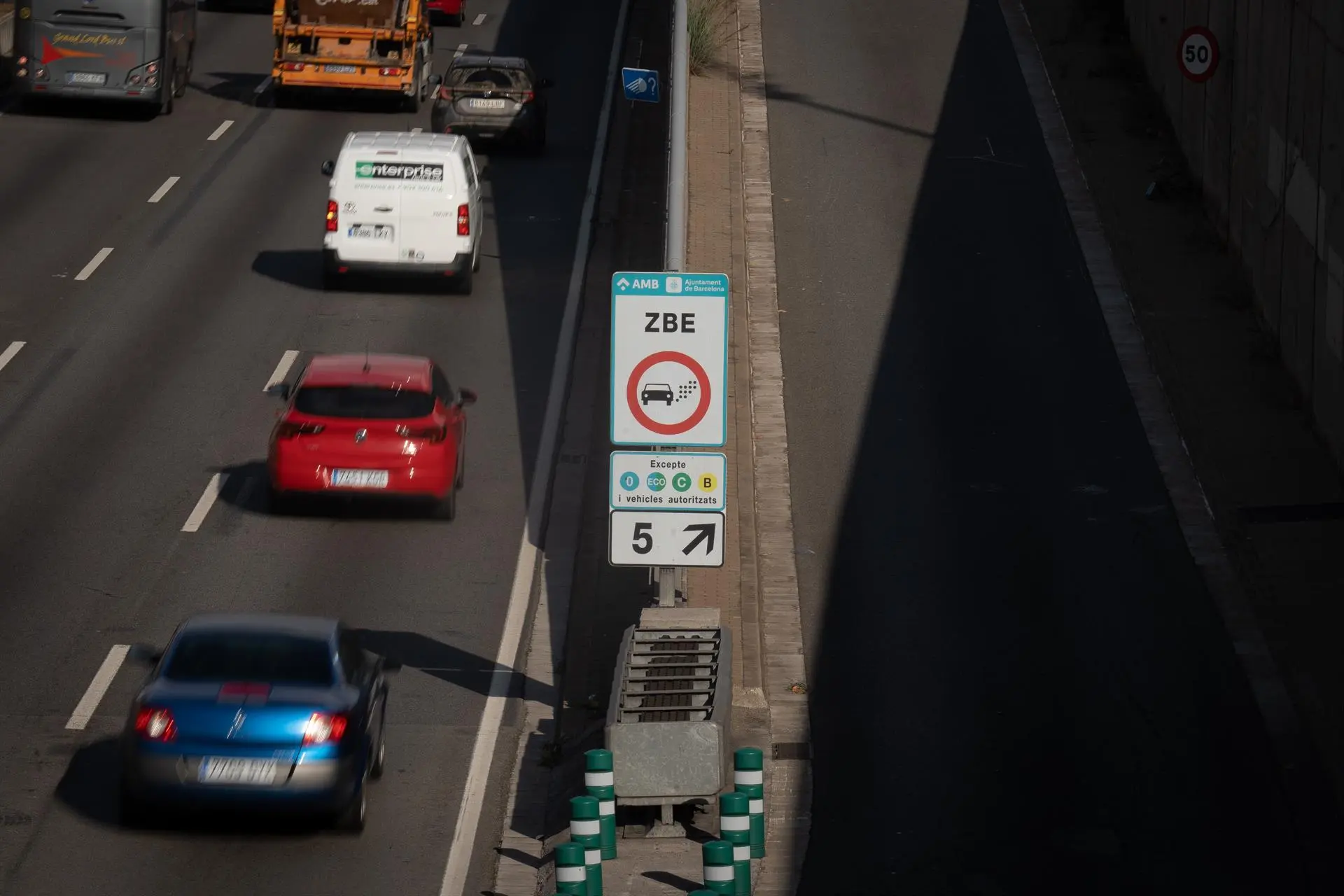 Aviso preventivo por contaminación en el área de Barcelona. Cartel que delimita la Zona de Bajas Emisiones (ZBE) / Foto: David Zorrakino - EP