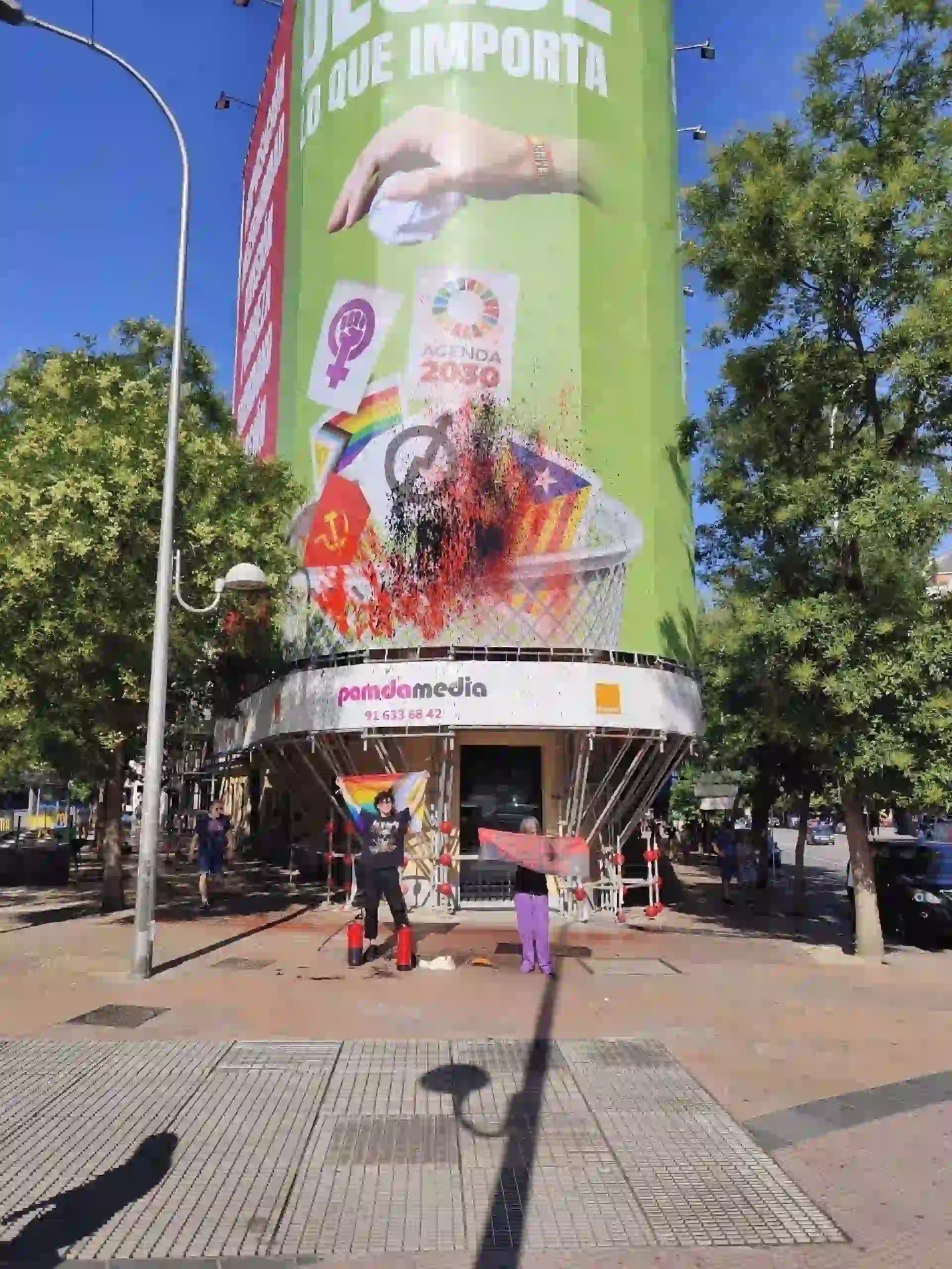 Futuro Vegetal lanza pintura a la lona de Vox en Madrid / Foto: Futuro Vegetal