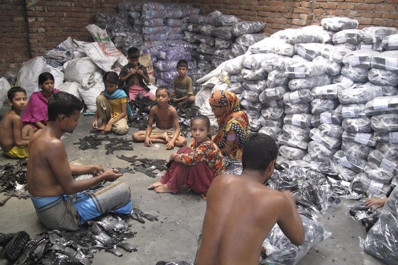 Niños de entre 6 y 10 años fabrican calzado en Hazaribagh, en el casco viejo de Daca, por menos de 10 euros al mes / Foto: Fundación Educo