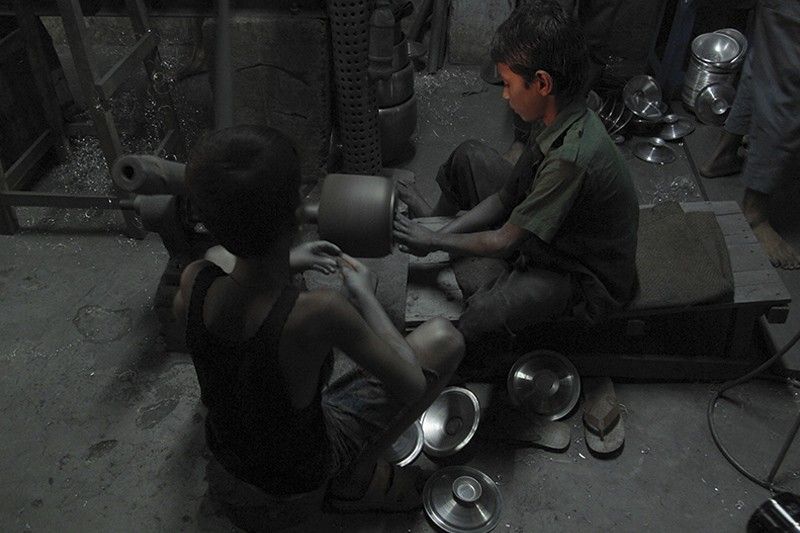 Numerosos niños trabajan las fábricas metalúrgicas del barrio de Shampur, en Daca / Foto: Fundación Educo