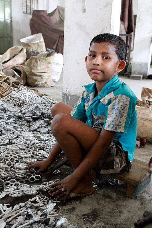 Shanto, de 10 años de edad, trabaja en un taller de Daca (Bangladesh) fragmentando metales seis horas al día / Fundación Educo