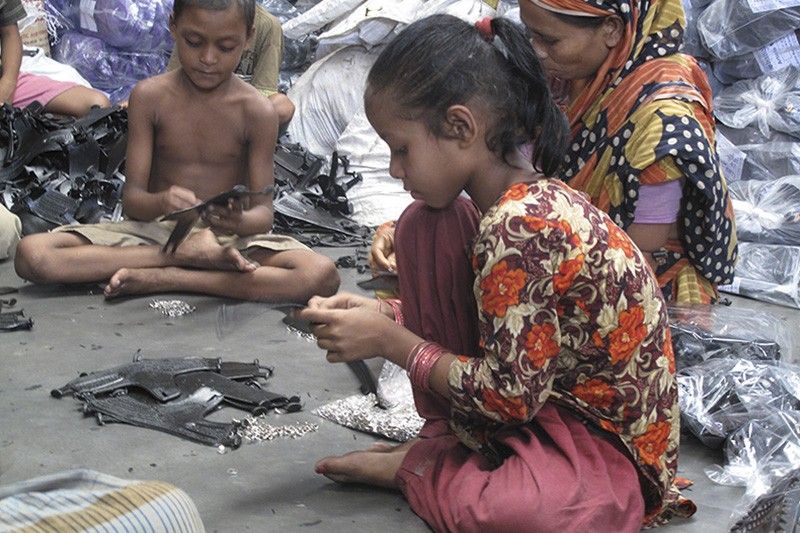 Un grupo de niños trabaja en un taller de calzado en Daca, la capital de Bangladesh / Foto: Fundación Educo