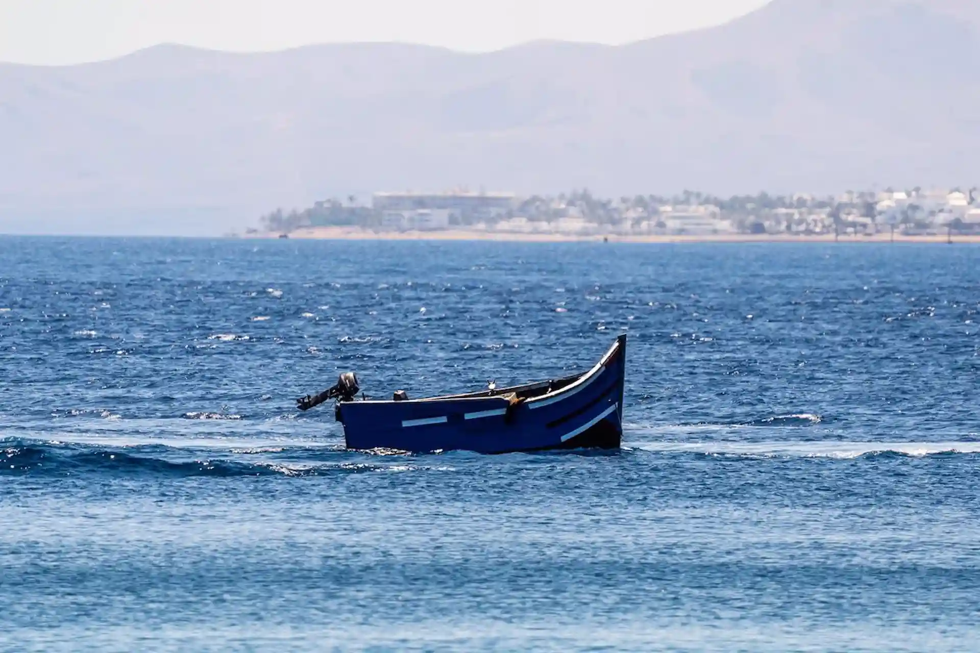 Imagen de archivo de una patera. 51 migrantes pierden la vida en un naufragio frente a las costas de Canarias / Foto: EP