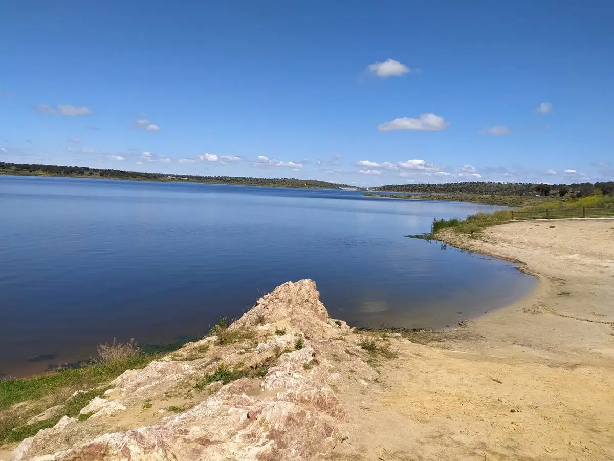 El embalse de La Colada declarado desde abril no apto para consumo humano. La CE "tomará medidas" contra la Junta de Andalucía / Foto: EP