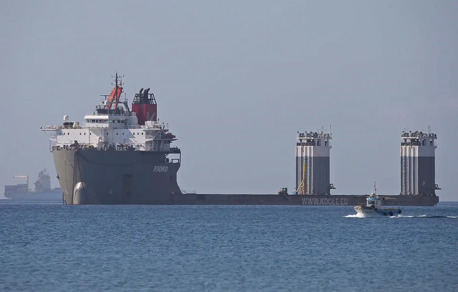 Organización Marítima Internacional ambiciona alcanzar cero emisiones netas en 2050. Inicio de las operaciones para izar el casco del buque OS35 / Foto: Nono Rico