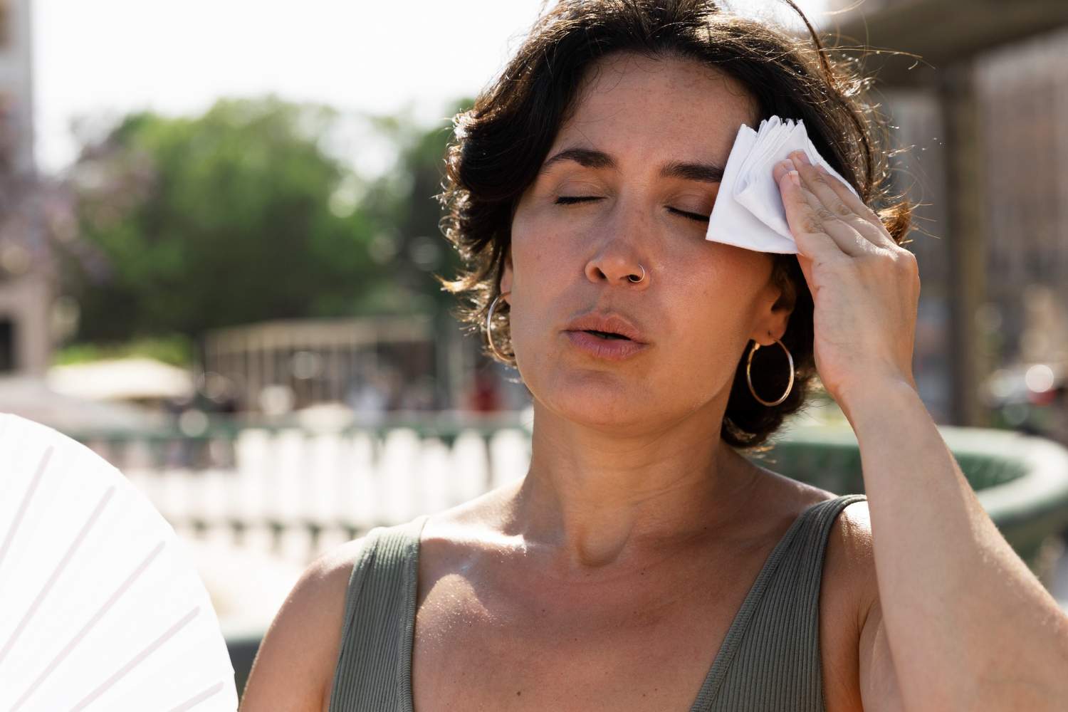 Una personas lucha contra las altas temperaturas del verano. Límites de tolerancia térmica en el cuerpo humano / Foto: FP