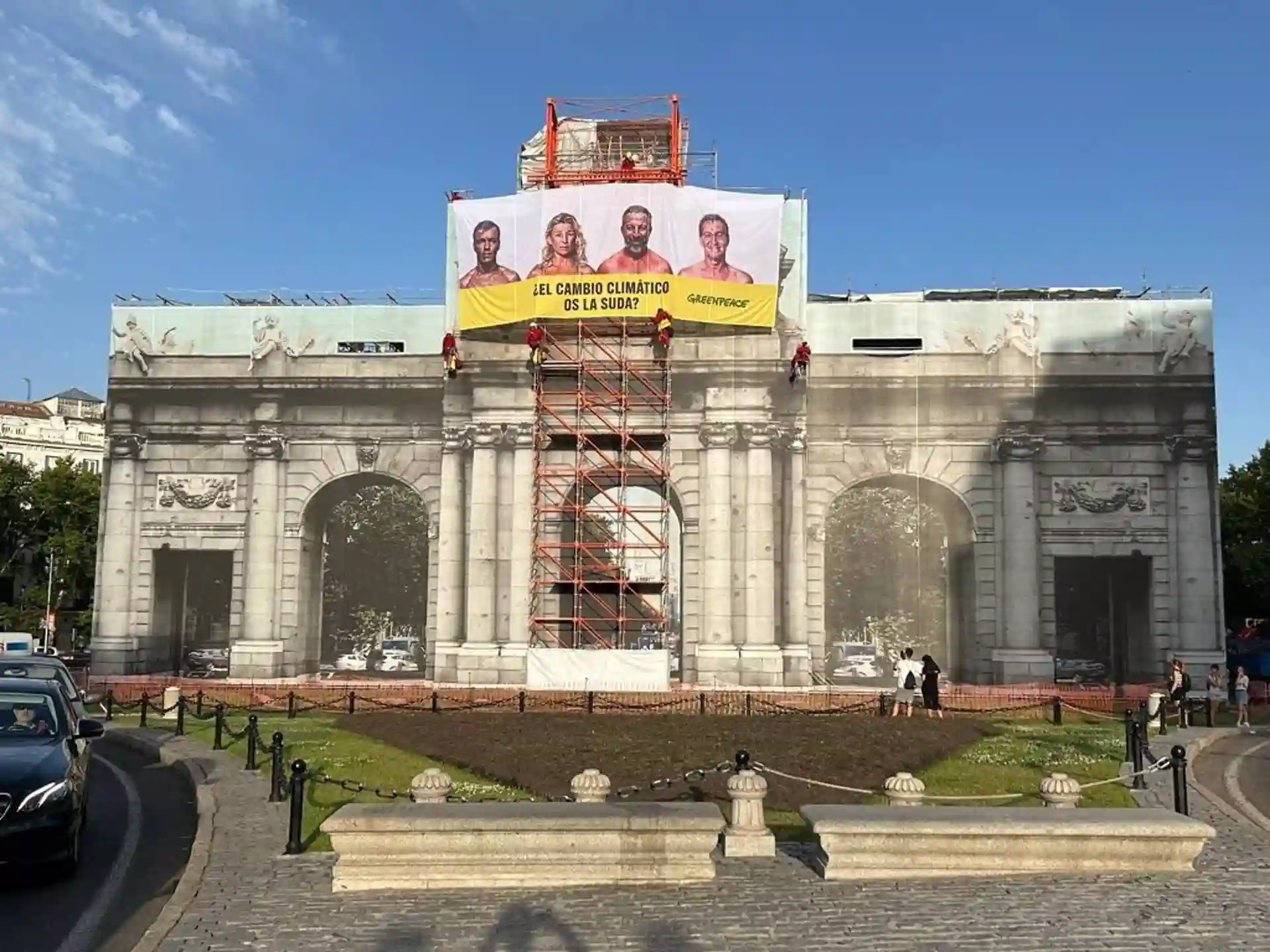 Pancarta de Greenpeace exige compromiso político ante la emergencia climática. Cambio climático / Foto: Greenpeace