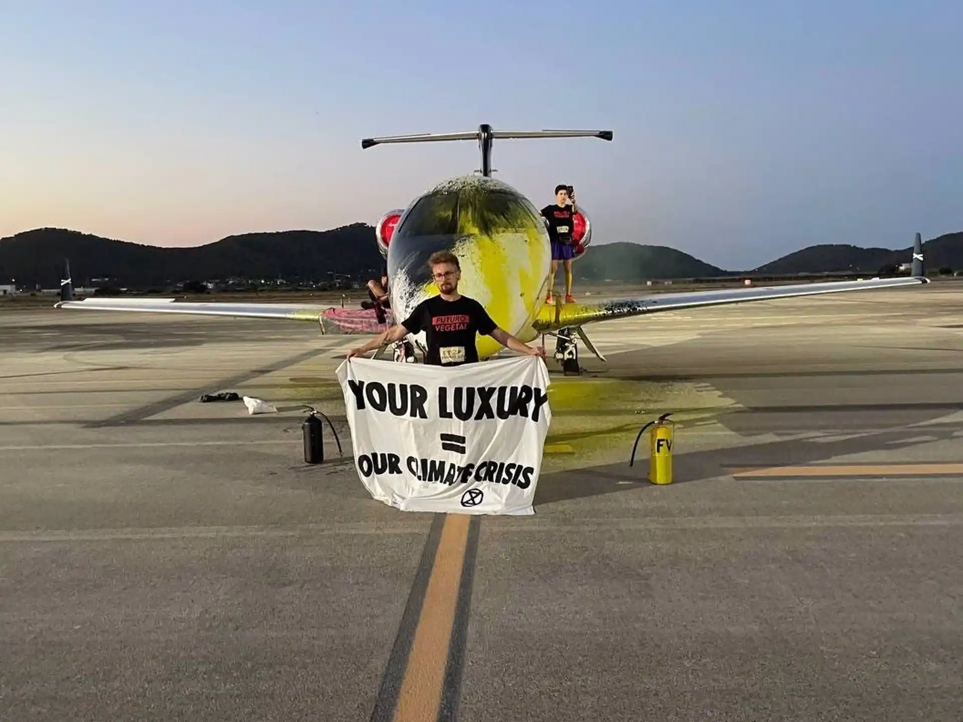 Tres activistas de Futuro Vegetal rocían con pintura y se pegan a un jet privado en el aeropuerto de Ibiza, en Baleares / Foto: FV