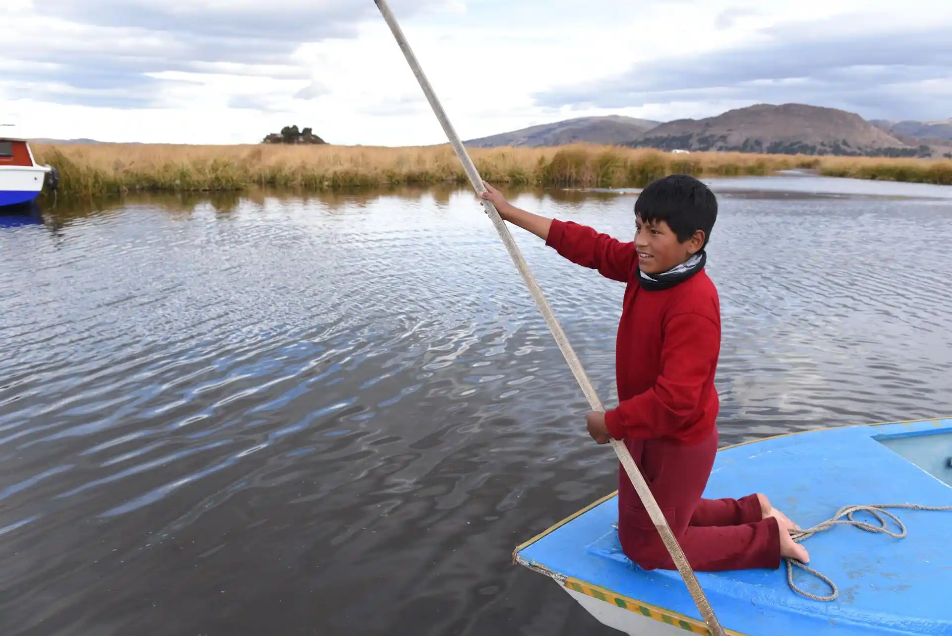 Miles de jóvenes de Latinoamérica y el Caribe piden medidas contra el cambio climático. Un niño en el lago Titicaca en Perú / Foto: EP