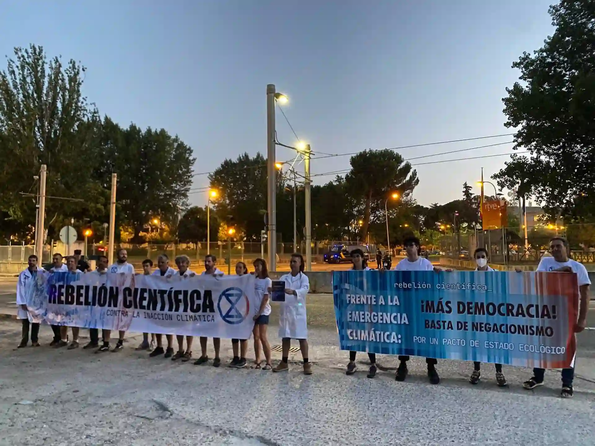 El colectivo Rebelión Científica se ha presenciado en la sede de RTVE / Foto: RC