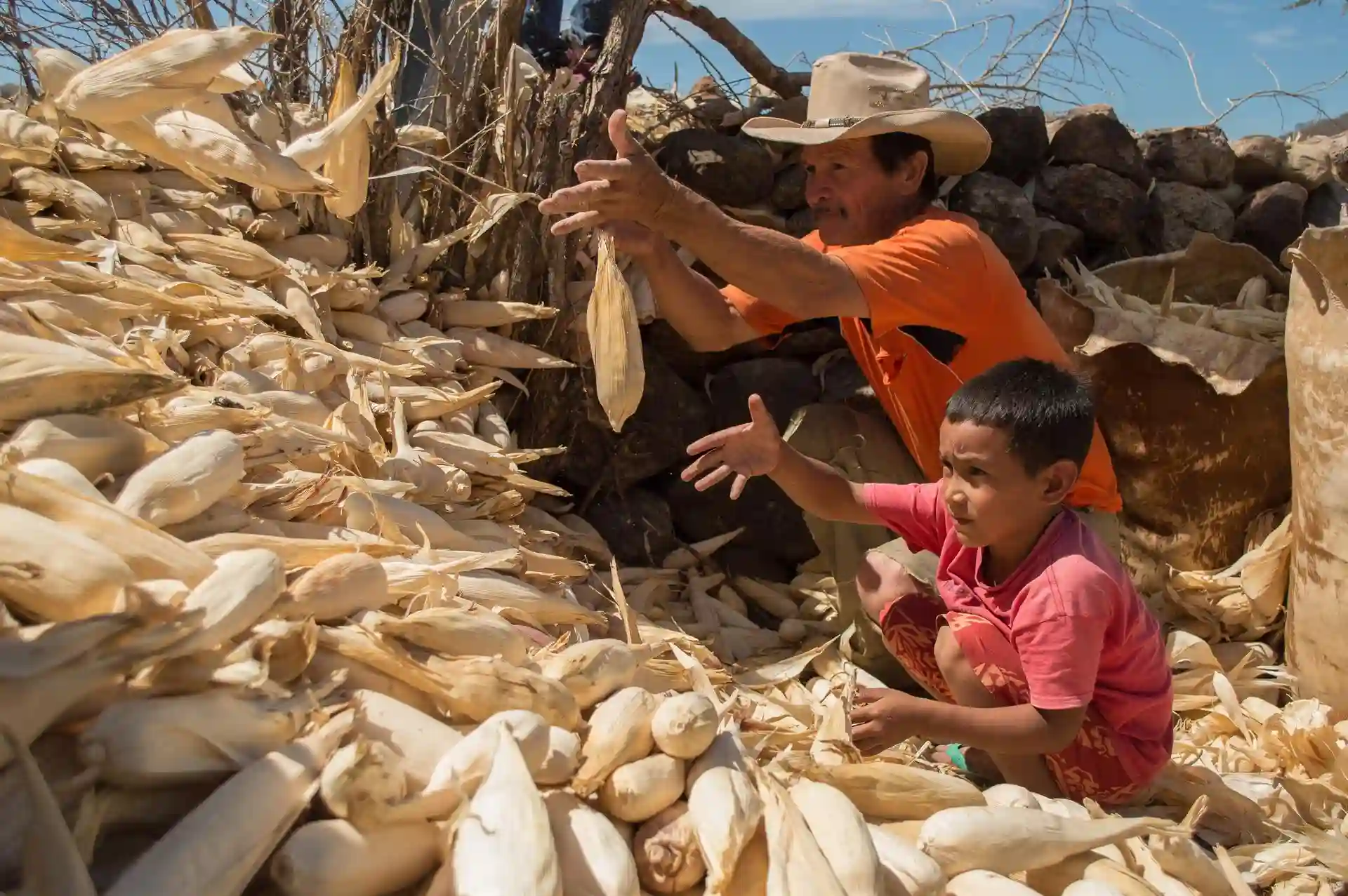 Concurso de fotografía de Ayuda en Acción. Un agricultor y su hijo en Honduras / Foto: Ayuda en Acción