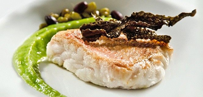 Filete con crujiente de alga y puré de guisante / Foto: Mireia Anglada
