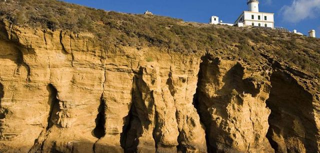 El faro de la Illa Grossa trajo al archipiélago la primera población humana permanente en el siglo XIX / Foto: Josep Cano