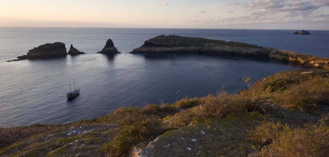 Vista de la bahía de la isla principal, un antiguo cráter volcánico / Foto: Josep Cano