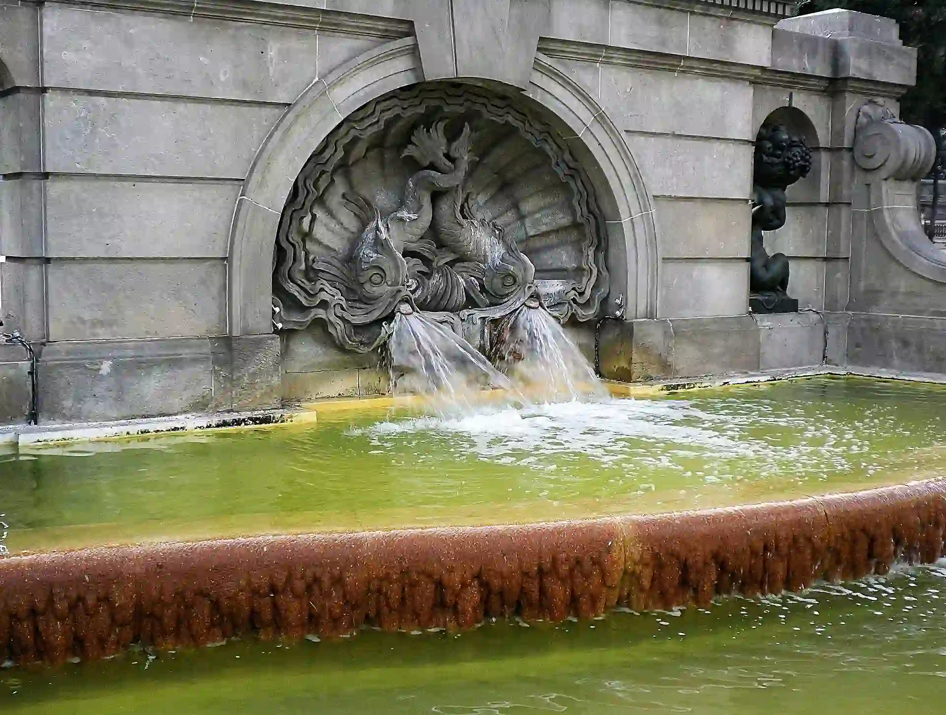 Las fuentes y alcantarillas contribuyen a la presencia de mosquitos / Foto: PB