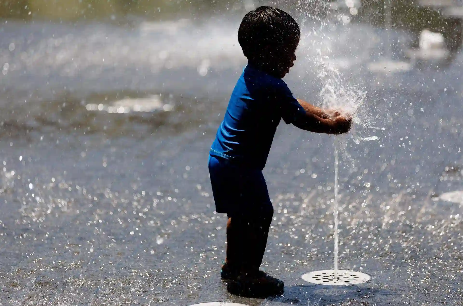 Un niño juega en una fuente. Las olas de calor han aumentado los últimos años / Foto: EP