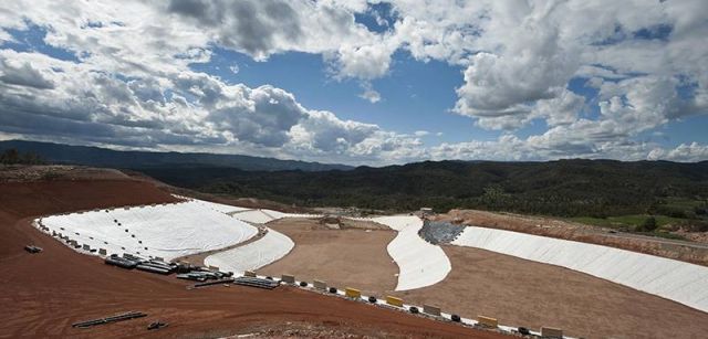 Los residuos son trasladados a un vertedero controlado en el que una capa de dos metros de aislantes los separa del suelo / Foto: Josep Cano