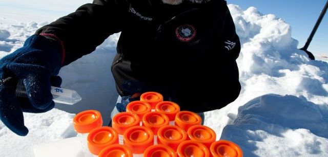 El científico Juan Pablo Albar recogió muestras de hielo durante la expedición / Foto: Acciona Windpowered Anctartica