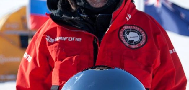 El explorador Ramón Larramendi junto al punto que señala el Polo Sur geográfico / Foto: Acciona Windpowered Anctartica