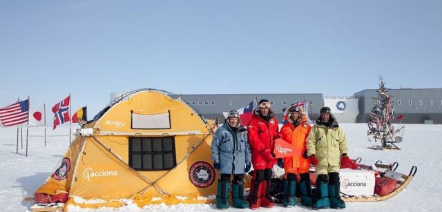 Los expedicionarios a su llegada a la base antártica estadounidense Amundsen-Scott / Foto: Acciona Windpowered Anctartica