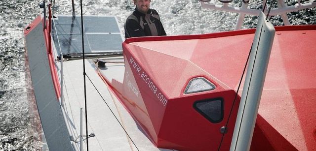 La cabina del barco tiene una forma aerodinámica inspirada en los aviones invisibles al radar / Foto: Acciona 100% EcoPowered 