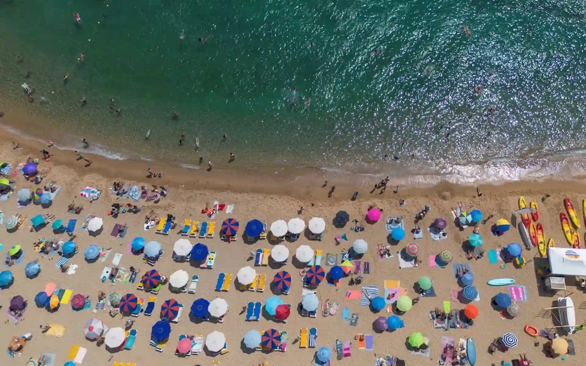 Numerosas personas disfrutan de un día de playa en la Costa Brava, en Tossa de Mar, Girona, Cataluña (España). Llega agosto con 40ºC y hasta 10ºC menos de lo habitual / Foto: EP