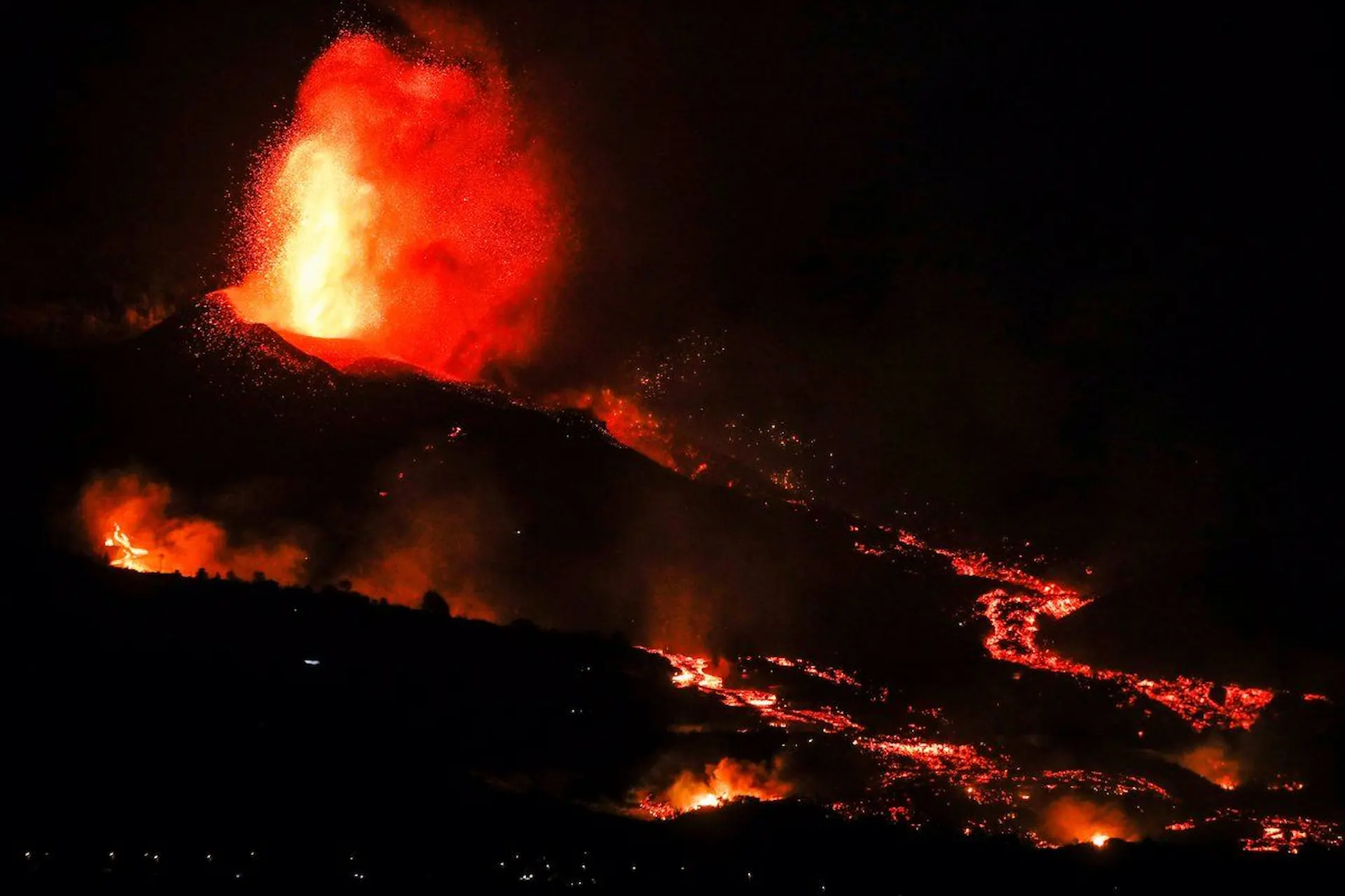 Ríos de lava del volcán de La Palma (Cumbre Vieja). Volcán Tajogaite / Foto: EP