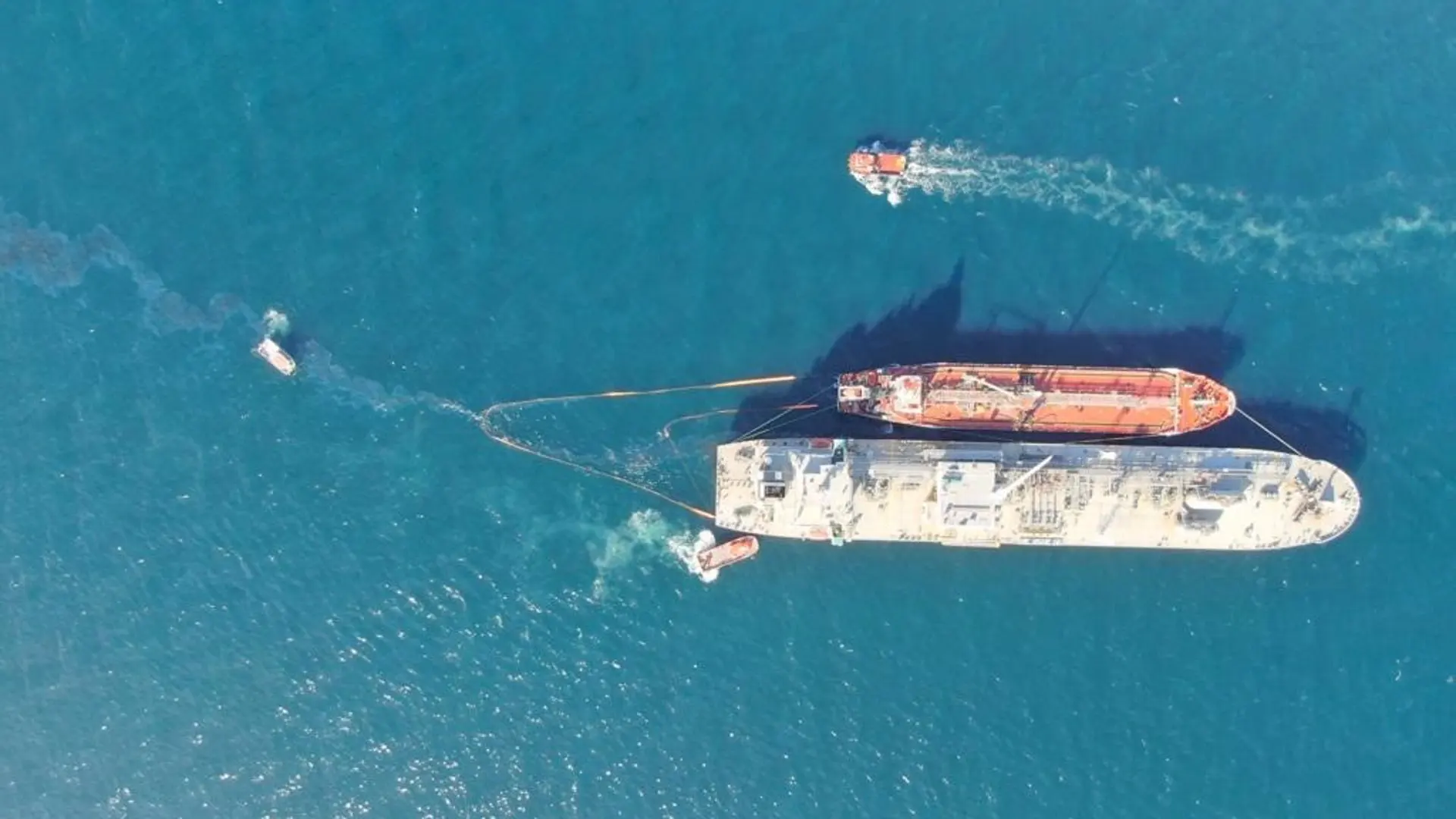 Vertido de fuel desde un barco que repostaba en Gibraltar / Foto: InfoGibraltar
