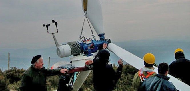 Instalación del aspa de la anterior turbina eólica en As Corcerizas / Foto: AT