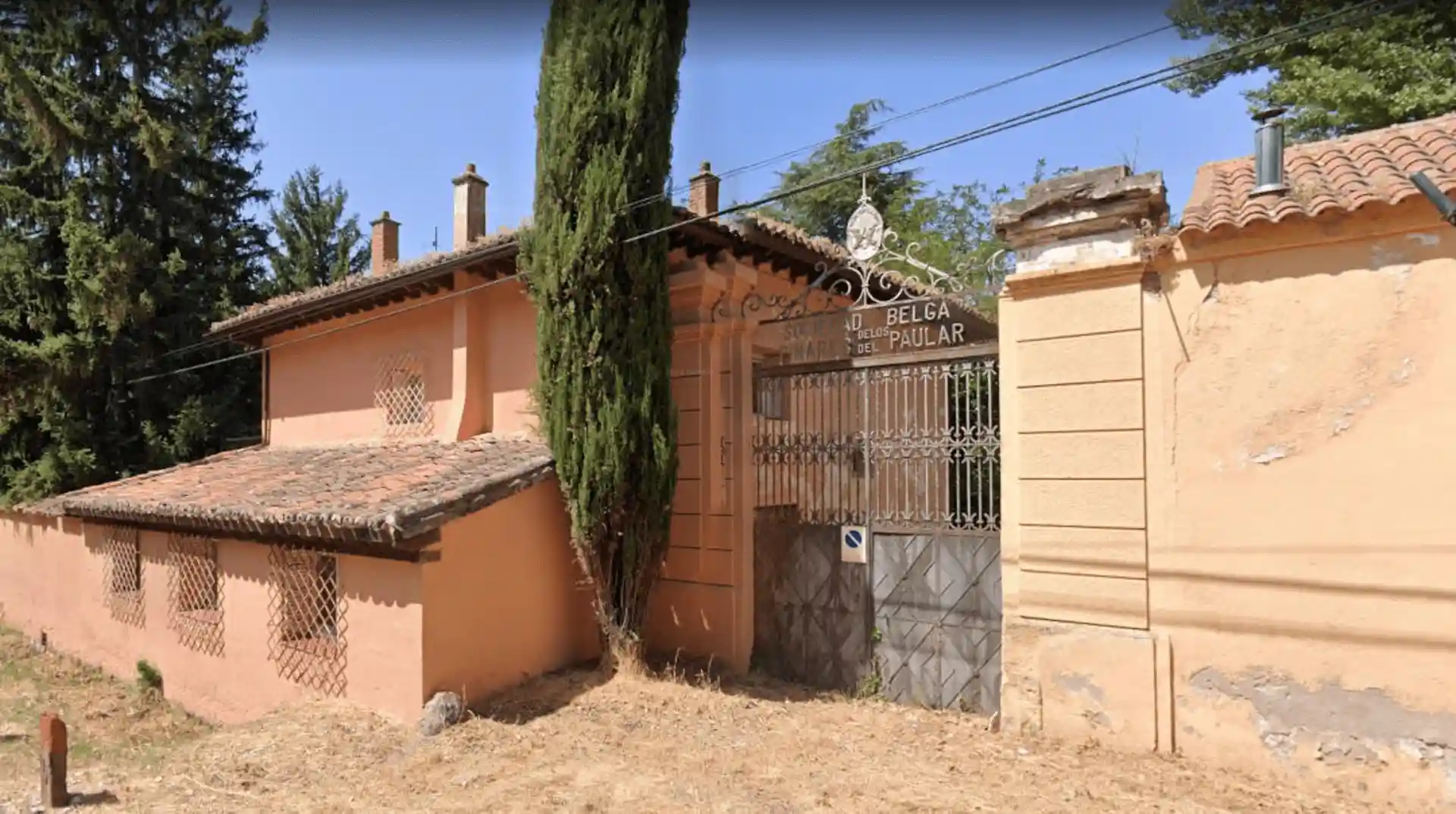 Entrada de la fábrica de maderas de la Sociedad Belga de los Pinares del Paular. Contra "recalificar 200 hectáreas” del Parque del Guadarrama / Foto: EP