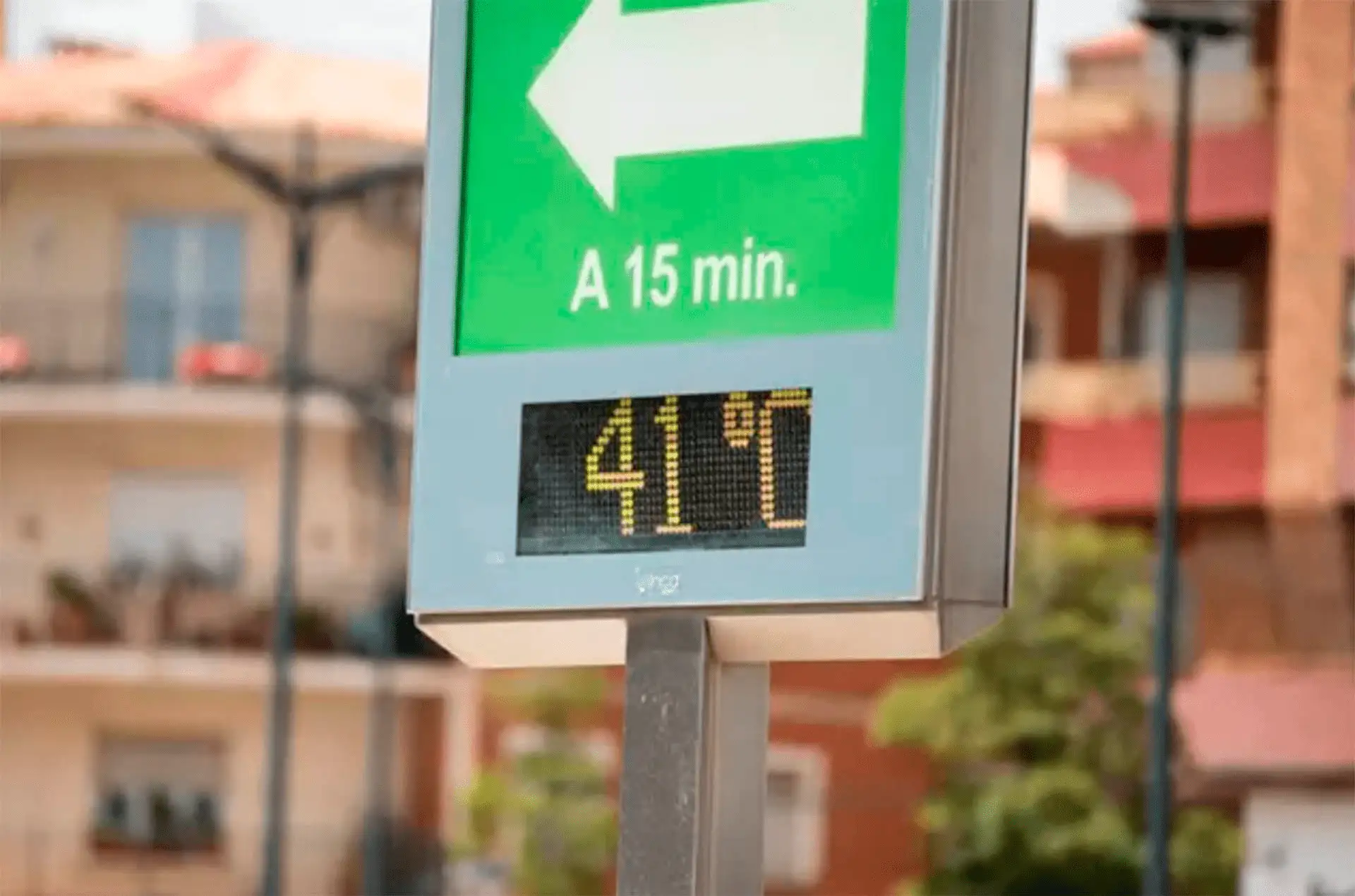 Un termómetro situado en el cruce de la Calle Hellín con la Avenida de España marca 41º C, a 11 de julio de 2023, en Albacete, Castilla La Mancha (España). Ola de calor / Foto: EP